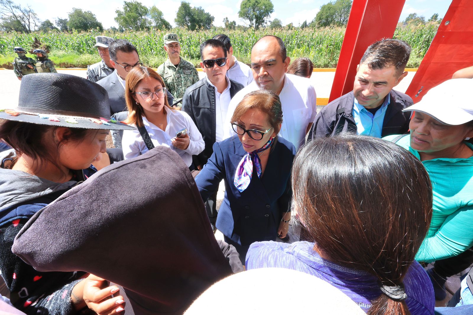 Refrenda gobernadora solidaridad y acompañamiento a familias de Xaloztoc